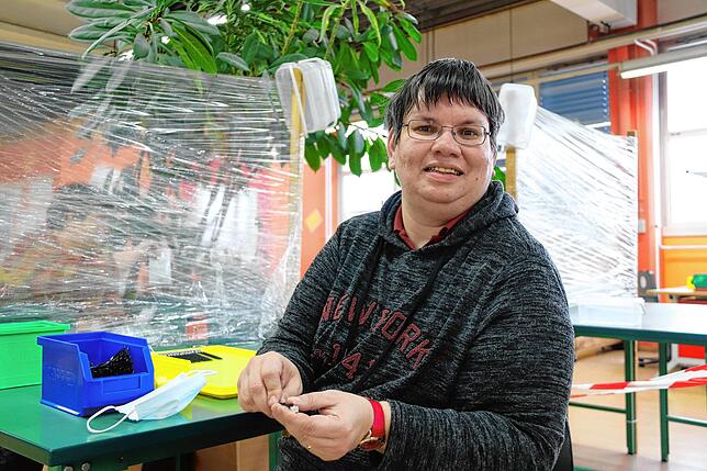 Daniela Moritz an ihrem Arbeitsplatz in der Behindertenwerkstatt.