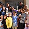 Einige der ukrainischen Mütter mit ihren Kindern stellten sich zum Foto mit Familie Kraft. Hinten rechts Josef Kraft, rechts neben ihm ...