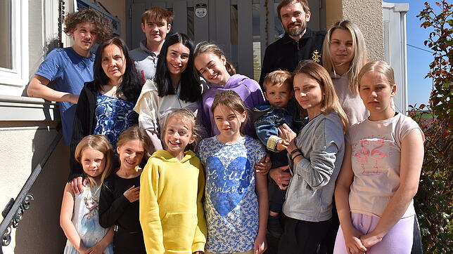 Einige der ukrainischen Mütter mit ihren Kindern stellten sich zum Foto mit Familie Kraft. Hinten rechts Josef Kraft, rechts neben ihm ...