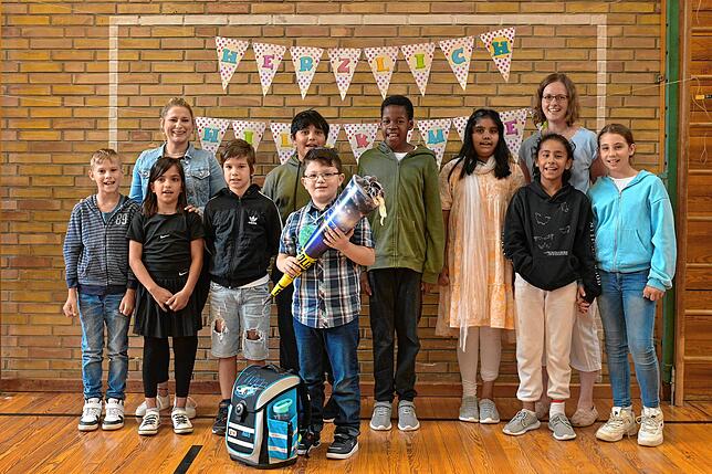 Fröscheklasse: Die Schüler mit den Klassenlehrerinnen Irina Botyen (links) und Jasmin Schaufler (rechts).