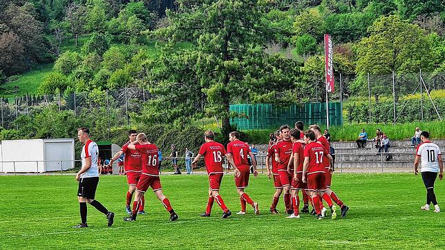 Die SG Reichenau bejubelt das 3:2 beim FC Bodman-Ludwigshafen.