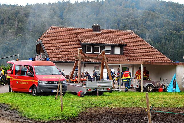 Bild 12: Scheune brennt: Bilder vom Großeinsatz der Feuerwehr in Bernau-Goldbach