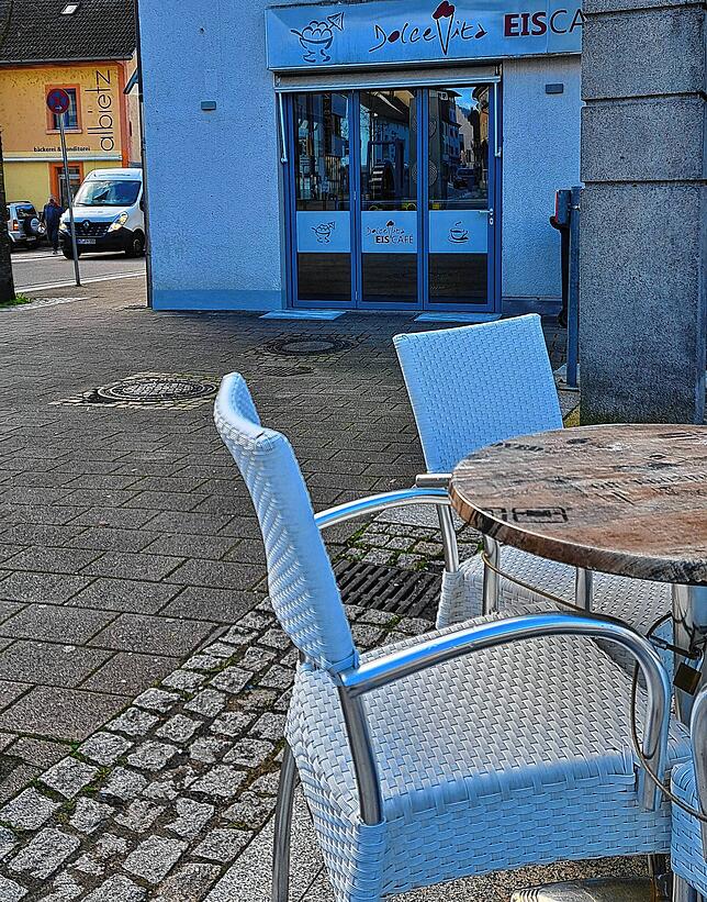 Oper Air Eisgenuss: Die Außenbestuhlung auf dem Talschulplatz in Wehr lädt die Gäste ins Eiscafé ein.