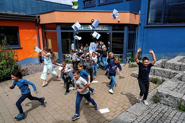 Die Schüler der dritten Klasse der Grundschule in Brigachtal stürmen jubelnd aus dem Gebäude. In ganz Baden-Württemberg werden heute die ...