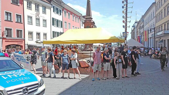 Mit einer Menschenkette blockieren die Demonstranten den Stand der Identitären Bewegung. Die Organisation wird als rechtsextrem eingestuft.