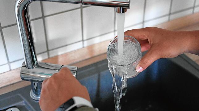 Wasserhahn auf und das Wasser fließt: In vielen öffentlichen Gebäuden ist dies aufgrund der Schließung im Zuge der Corona-Krise nicht ...