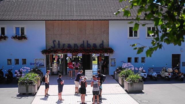 Die Abschaffung der Mittagspause hat das Schlangenproblem vor dem Eingang erfolgreich gelöst. Wer unsicher ist, ob das Bad schon zu voll ...