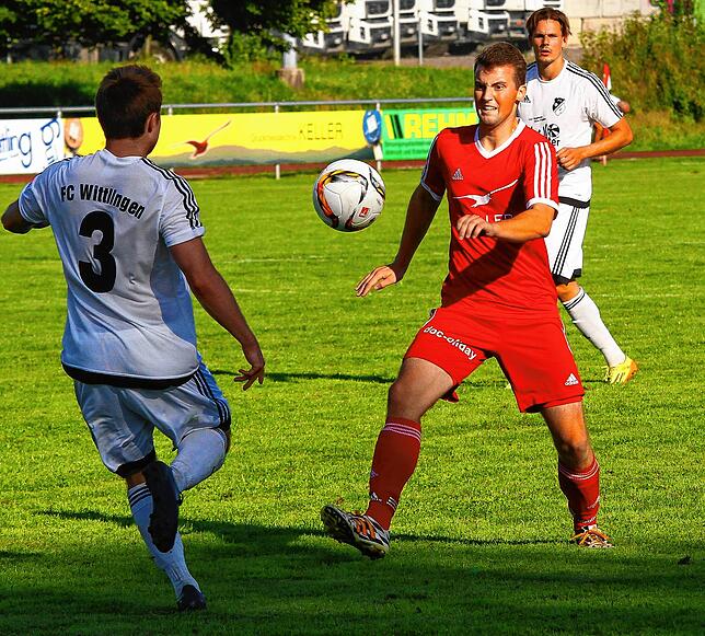 Heimpremiere: Beim 3:3 gegen den FC Wittlingen am 22. August 2015 spielte Marc Russ (rechts, gegen Benjamin Bader) erstmals im ...