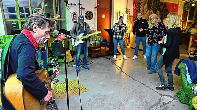 Little Walters Rock‘n‘Roll-Zirkus sorgt als eine von zwei Bands an dem Abend für erstklassigen Rock in der Klosterbergfabrik. Fotos: ...