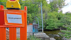 Die Brücke über die Wehra in der Knebelhalde ist noch immer gesperrt: Das Land Baden-Württemberg fördert die Reparatur der Brücke mit ...