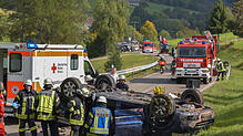 Die Einsatzkräfte befreien den verunglückten Autofahrer aus seinem Fahrzeugwrack. Bilder: Roland Sprich