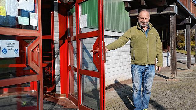 Ortsvorsteher Hermann Leiz an der Tür seines &bdquo;Sorgenkinds&ldquo;, der Litzelhardthalle. In diesem Jahr möchte er die ...