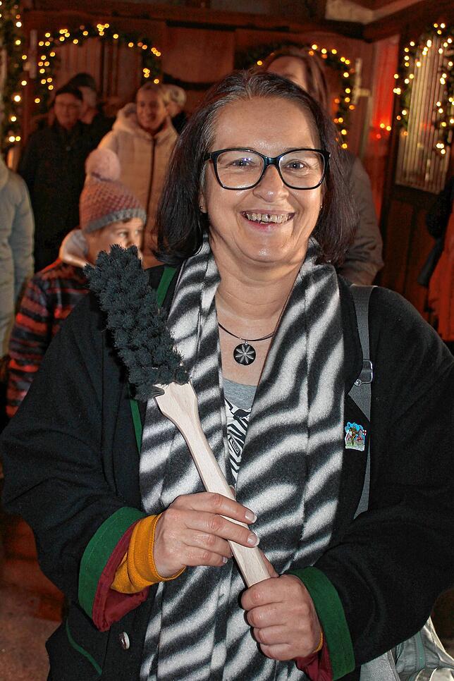 Jutta Gehri aus Gütenbach hat einen Handfeger gekauft.