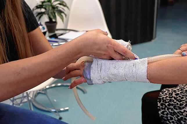 Die Gipsbandage ist der erste Schritt für eine Schiene.