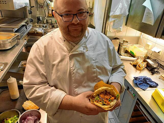 Daniel Wrona mit dem zur Fasnet angebotenen „Kuttle-Döner“.