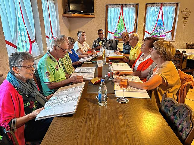 Treffen sich regelmäßig zur Chorprobe im Vereinsheim: Die Musikfreunde mit Franz (mit Akkordeon).