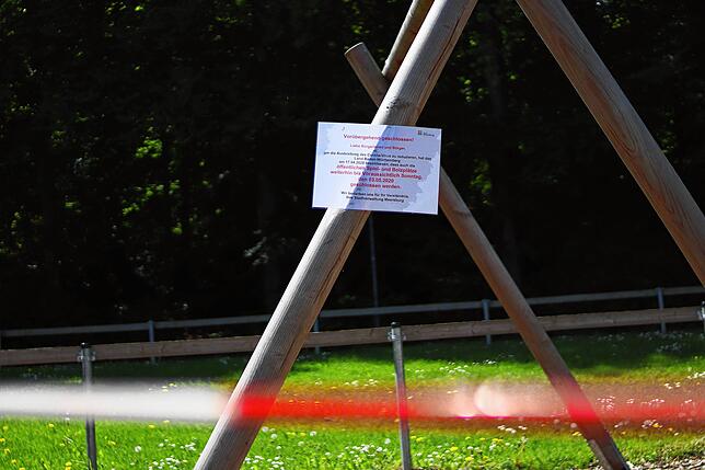 Die Sportgeräte auf dem Pausenhof sind noch immer gesperrt.