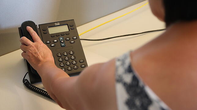 Achtung: Wenn das Telefon klingelt und sich ein vermeintlicher Mitarbeiter der Stadtwerke meldet, ist Vorsicht geboten.