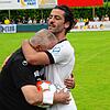 Mauro Chiurazzi tröstet Werner Felgenhauer, für den das Pokalfinale in Bahlingen ein ganz besonderes war.