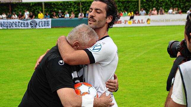 Mauro Chiurazzi tröstet Werner Felgenhauer, für den das Pokalfinale in Bahlingen ein ganz besonderes war.