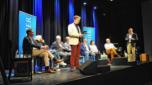 Bei der Wahlarena des SÜDKURIER standen die Kandidaten der Fraktionen Stephan Freißmann (stehend links) und Matthias Güntert (rechts) ...