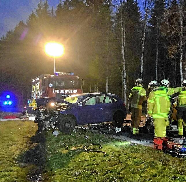 Bild 3: Junge Autofahrerin wird schwer verletzt