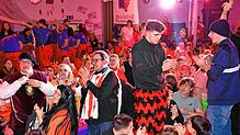 Es wird geklatscht, gesungen und manche Besucher stehen sogar auf den Tischen: Die Stimmung ist gut beim Deifelobed. Bild: Gerd Jerger