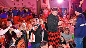 Es wird geklatscht, gesungen und manche Besucher stehen sogar auf den Tischen: Die Stimmung ist gut beim Deifelobed. Bild: Gerd Jerger