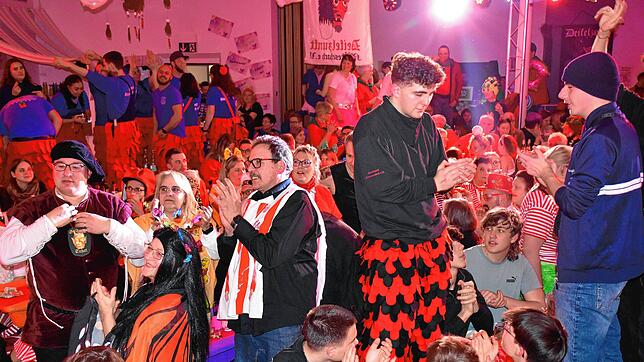 Es wird geklatscht, gesungen und manche Besucher stehen sogar auf den Tischen: Die Stimmung ist gut beim Deifelobed. Bild: Gerd Jerger