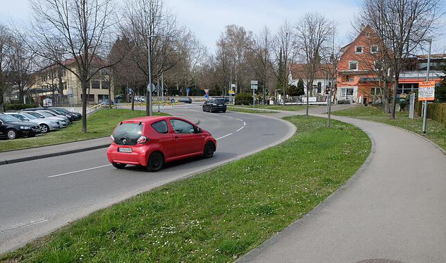 Eigentlich sollten auf diesem Grünstreifen an der Zimmerwiese sollten ursprünglich 16 Motorradstellplätze angelegt werden. ...