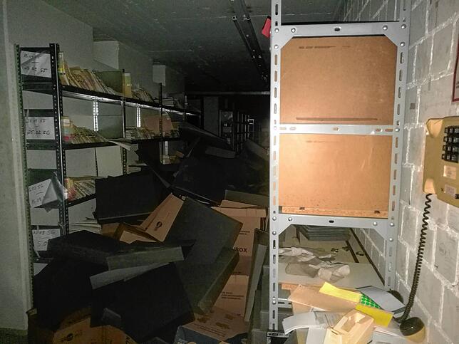 Wüstes Durcheinander: Ein Blick in den abgesichterten Teil des Archivs. Hier wurden die meisten Akten bereits entfernt.