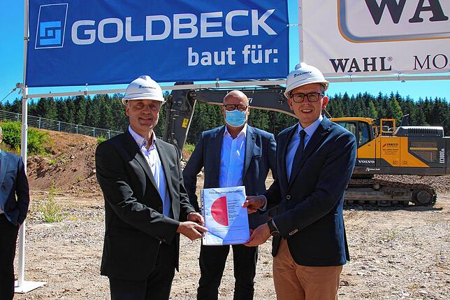 Landrat Sven Hinterseh (rechts) übergibt die Teil-Baufreigabe an Jörg Burger (Geschäftsführer Wahl). In der Bildmitte ist Bürgermeister ...