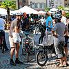 Der Umweltbeauftragte Ralf Däubler versorgt jeden Teilnehmer der Aktion Stadtradeln mit kleinen Präsenten.