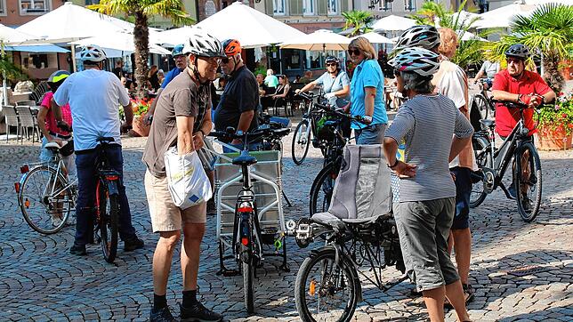 Der Umweltbeauftragte Ralf Däubler versorgt jeden Teilnehmer der Aktion Stadtradeln mit kleinen Präsenten.