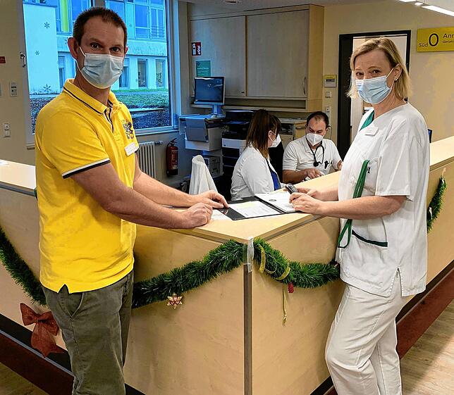 Tatjana Korfhage und Sebastian Tulzer auf der Station Süd 0 im Helios Spital Überlingen. Mit ihnen führte der SÜDKURIER ein Telefonat zu ...