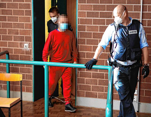 Der Angeklagte beim Prozessauftakt im Landgericht. Er n soll in Hohenfels-Liggersdorf einen 46-Jährigen getötet und dessen zwei Söhne ...