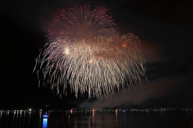 Bild 19: Konstanzer Seenachtfest 2024 - Jetzt knallt's! Das Feuerwerk am Bodensee bringt Zuschauer zum Staunen