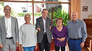 Das Team der Soziale Drehscheibe (von rechts) mit Otto Sieber, Gabriele Kubas, Walter Kubas und Monika Singer zusammen mit Bürgermeister ...