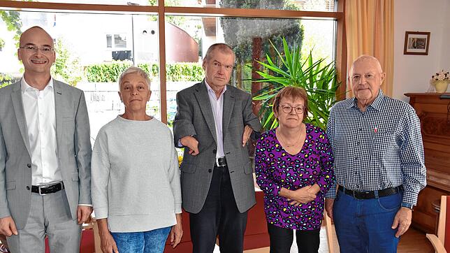 Das Team der Soziale Drehscheibe (von rechts) mit Otto Sieber, Gabriele Kubas, Walter Kubas und Monika Singer zusammen mit Bürgermeister ...
