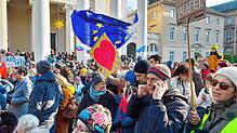Wie hier in Karlsruhe finden in diesen Tagen und Wochen vielerorts Demonstrationen für Demokratie und Menschenrechte statt. Nun ist auch ...
