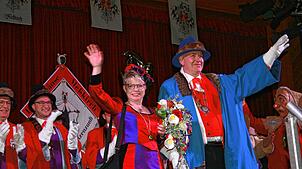 Das Geheimnis ist gelüftet: Martina Lang und Andreas Strobel sind die neuen, frisch vermählten Narreneltern. Martina Lang legt in der ...