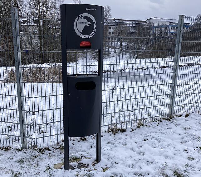 So sehen die Hundekotbeutelstationen mit Abfalleimer in VS aus.