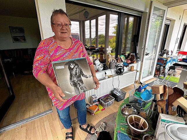 Viele Sachen hat Birgit Reuner schon aussortiert – darunter auch ihre Schallplattensammlung, die nun einen neuen Besitzer sucht.