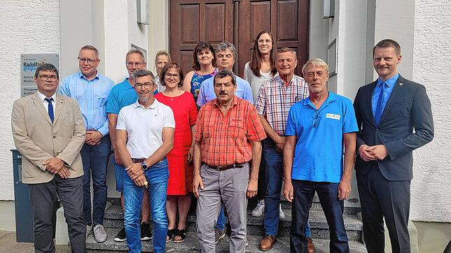 Der neue Markelfinger Ortschaftsrat mit Ortsvorsteher Lorenz Thum (links) und Oberbürgermeister Simon Gröger (rechts). Die Räte (von ...
