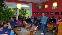 Bürgermeister Fabian Meschenmoser (stehend) freut sich, dass viele Einwohner von Urnau zu seiner Wahlveranstaltung ins ...