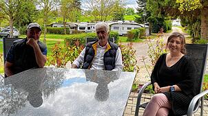 Der Campingplatz Sonnental in Engen kann mit seiner Lage zwischen Schwarzwald und Bodensee punkten. Platzwart Ali Kuru, Betreiber Gürsel ...