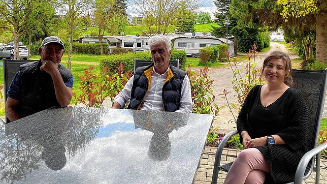Der Campingplatz Sonnental in Engen kann mit seiner Lage zwischen Schwarzwald und Bodensee punkten. Platzwart Ali Kuru, Betreiber Gürsel ...
