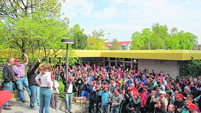 Das Zeil des Streiks der ZF-Arbeiter ist klar: Fünf Prozent mehr Lohn werden gefordert. (Archivbild)