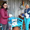 Bei den Landfrauen Unteralpfen nähen unter anderem Melanie Ebner (links) und Monika Studinger Mundschutzmasken.