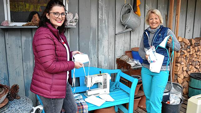 Bei den Landfrauen Unteralpfen nähen unter anderem Melanie Ebner (links) und Monika Studinger Mundschutzmasken.